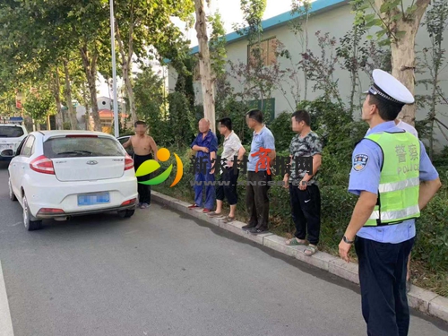 奇怪！清晨行驶的小轿车 后备箱里躺个人 