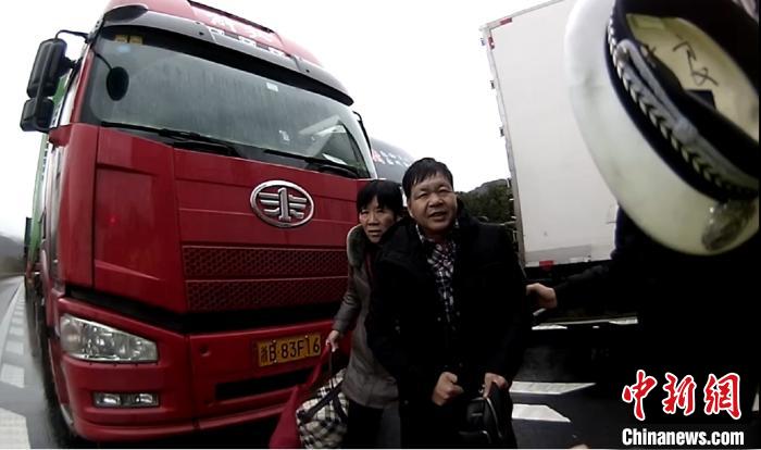 返乡途中突发疾病 浙江高速交警争分夺秒“逆行”救人