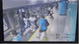 深圳地铁上喊“趴下”引发恐慌 5名嫌犯被批捕