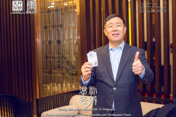蛹虫草阿胶低聚肽新品发布，东阿阿胶总裁秦玉峰现场接受采访