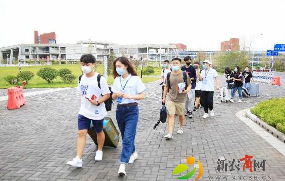 中国科学院大学海洋学院新生在志愿者引导下入住研究生公寓。.jpg