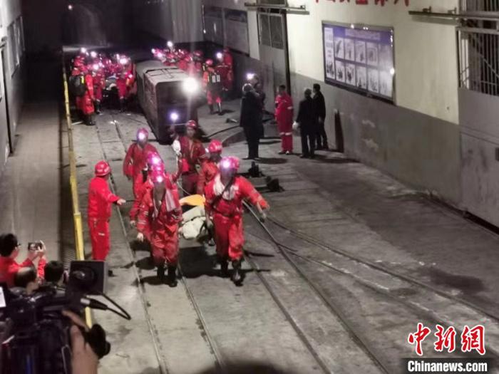 被困井下86小时后 四川杉木树煤矿13名矿工全部出井