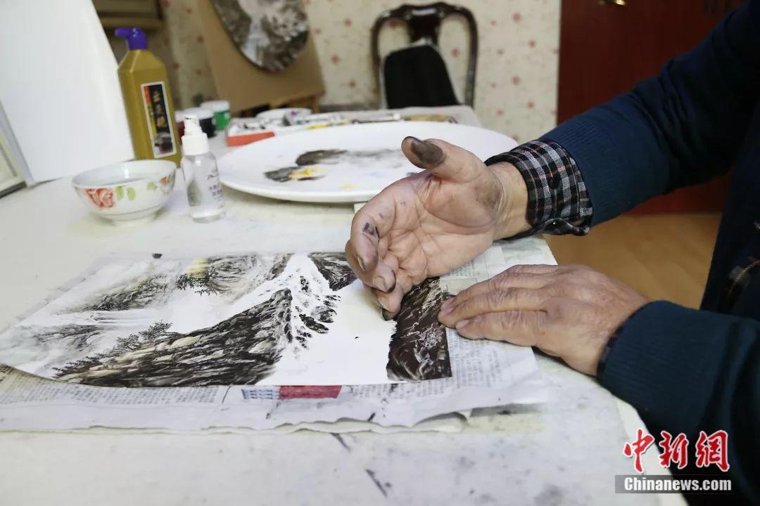 他作画用手不用笔 每一幅作品都有家乡的“泥土味”