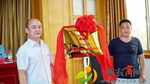 曲阜市民政局党组成员、社会组织综合党委副书记邢洪彬同志为中共曲阜市彩虹公益服务中心联合支部委员会揭牌.jpg