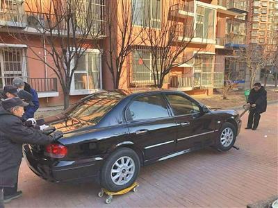 北京多个小区物业配“移车神器”保障消防通道畅通