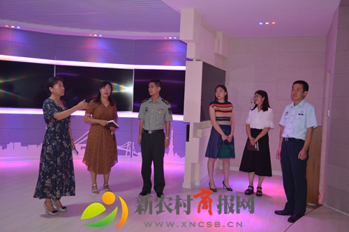 胶州市领导到该市实验小学开展教师节慰问活动