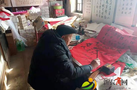 孙振修正在写疫情防控监测点的牌子.jpg