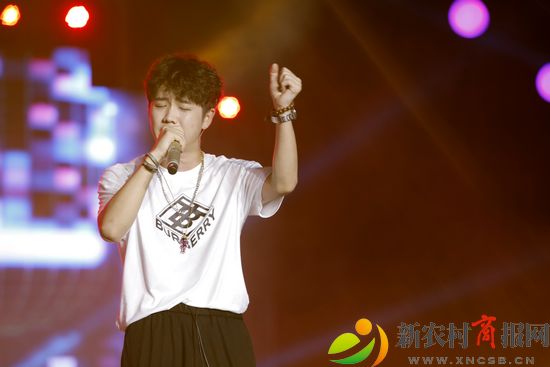 青岛西海岸新区金沙滩啤酒城中心舞台音乐季演出现场.JPG
