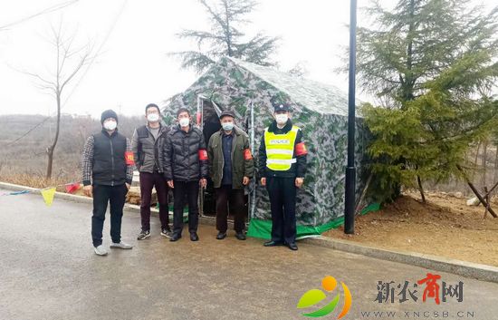 黄泥巷村警务助理隋玉斌（右一）在执勤.jpg