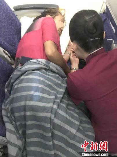 一乘客空中突发疾病呼吸困难 空姐座椅夹缝蹲守两小时