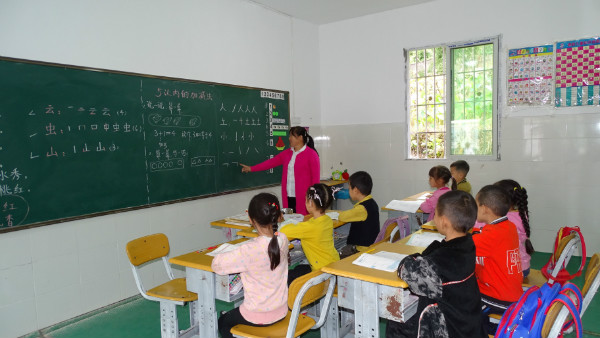 巴州区店子小学组织开展“送教下乡”活动