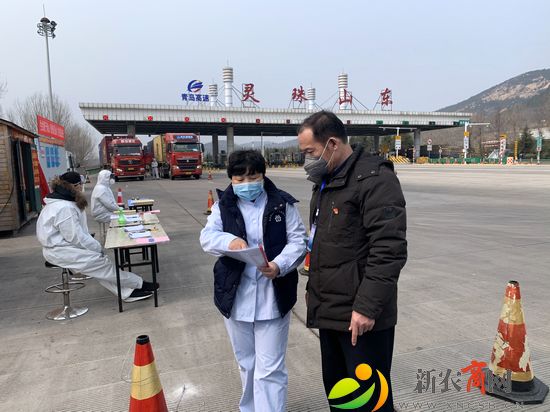 逄妍（右二）在高速路口指导.jpg