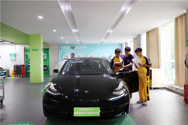 新能源汽车与燃油车区别在哪？江西万通新能源专业有啥特色