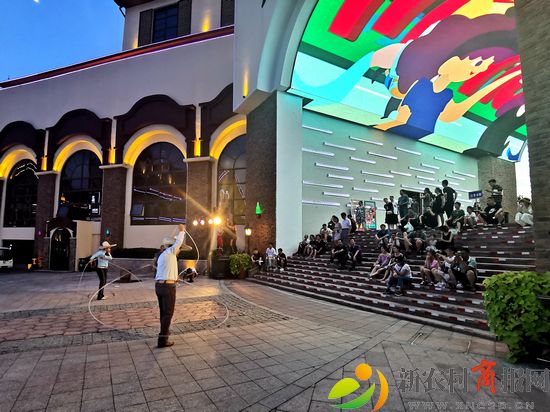 来自墨西哥、阿根廷等国家的演员在青岛西海岸新区金沙滩啤酒城轮流表演（李涛） (4).jpg