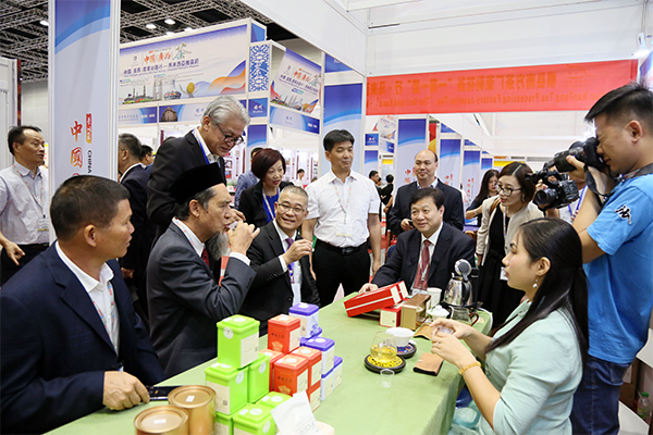 马来西亚农业与农基工业部农业司副司长到广西馆巡展