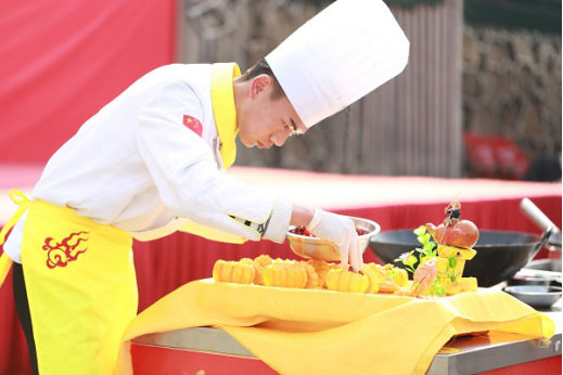 学厨师难吗？跟着长沙新东方小哥哥小姐姐来体验下就知道了