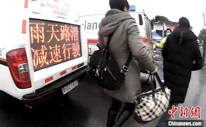 返乡途中突发疾病 浙江高速交警争分夺秒“逆行”救人