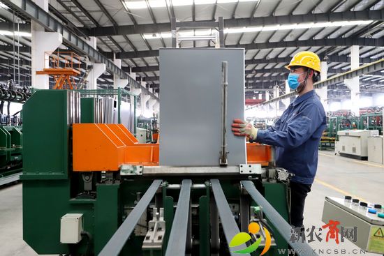 青岛海容商用冷链股份有限公司车间工人在生产线上作业（王培珂摄）.jpg