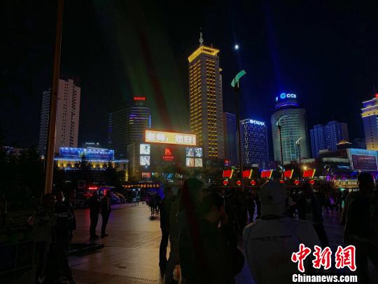 青海西宁“亮灯”一小时礼敬教师