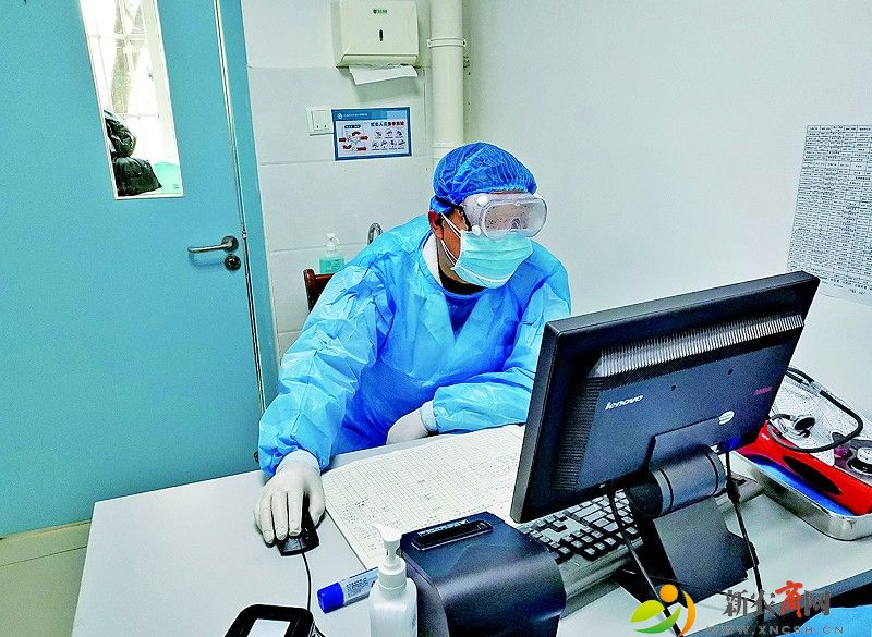 青岛西海岸新区中心医院陈洪瑜正在工作.jpg
