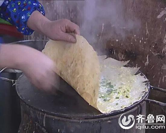 村民卖煎饼家家年收入几十万