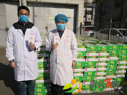 胶州市龙洲酒业、市妇联女企业家协会走访慰问市人民医院防控一线的医护人员