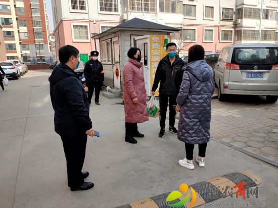 卢海军和社区工作人员为隔离居民送生活用品.jpg