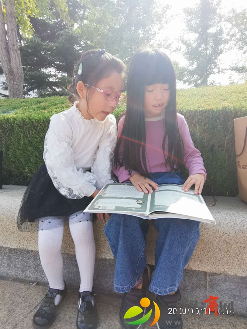 孩子们活动现场阅读图书.jpg