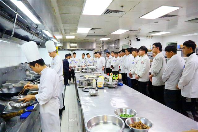呼和浩特新东方金典总厨的学生代表走进五星级就业单位香格里拉大酒店参观学