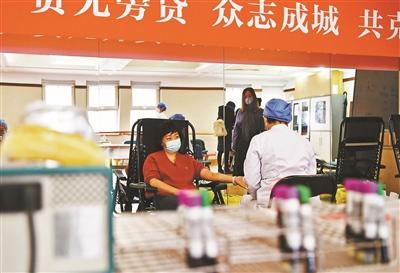 无偿献血助力战疫 北京高校学子为爱逆行