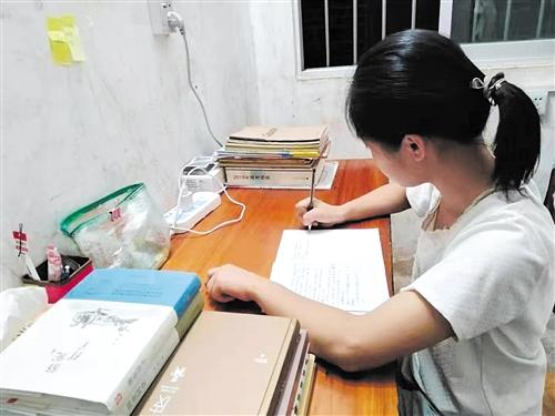 高考前父亲患重病 女孩奋发考上名校