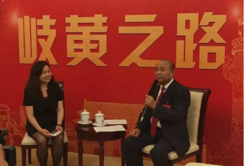 王俊强医生登上了“中医药健康服务走向世界优选项目对话30国外交官”颁奖台