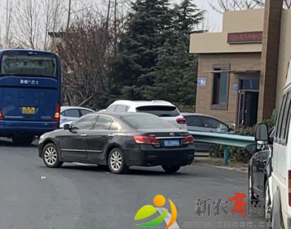 车牌鲁B2RW86的车主，悄悄为医护人员送来爱心物资。.jpg