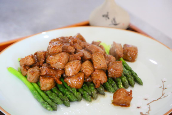 呼和浩特新东方：星级酒店主厨进校园，倾情传授舌尖上的美食艺术！