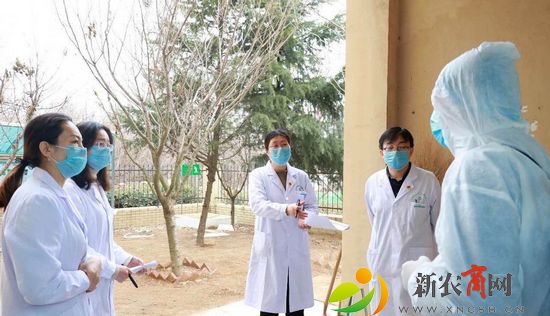 左三 李娅萍工作图.jpeg