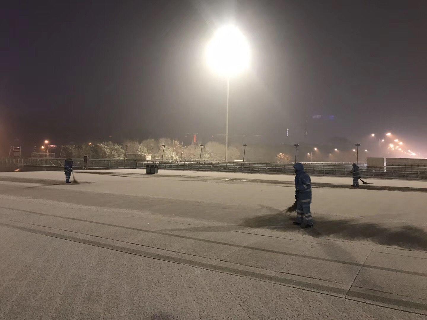 北京迎来今年初雪 环卫集团出动4378人次除雪铲冰