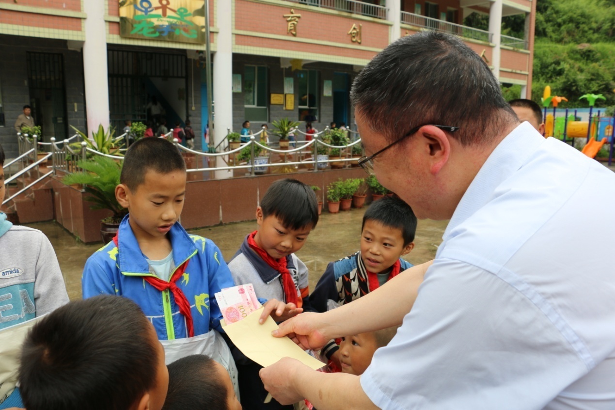 关爱未成年人，都匀市法院携爱前行