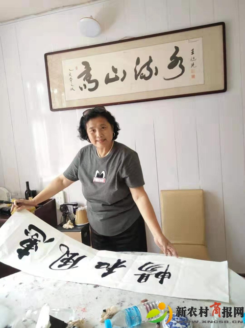 青岛牡丹书画​院：“听海观涛.礼赞建国七十周年”金秋书画笔会在红岛举行