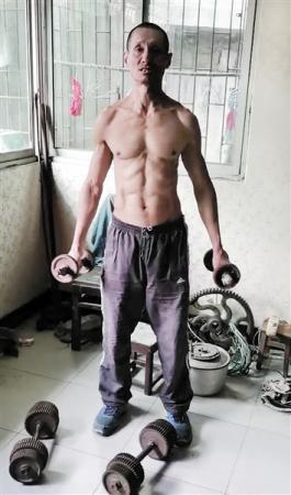 65岁硬核大爷：10年练出六块腹肌 曾是癌症晚期患者