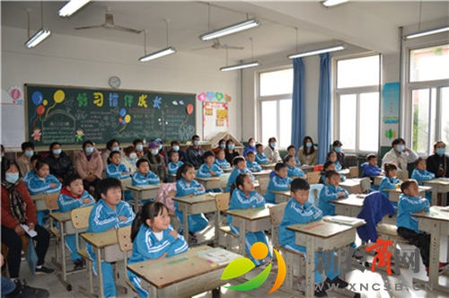 一年级家长开放日--家长进讲堂.jpg