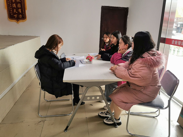 名企进校提前抢订人才，新华学子就业快人一步