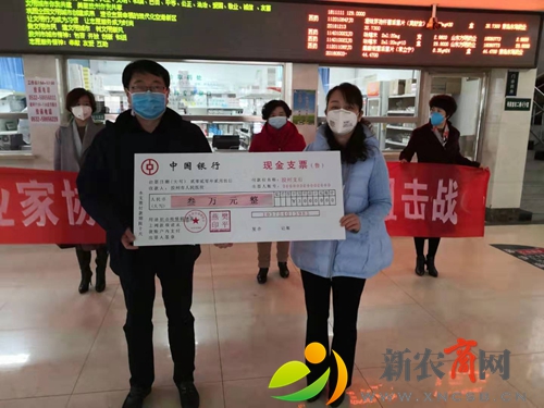 胶州市龙洲酒业、市妇联女企业家协会走访慰问市人民医院防控一线的医护人员