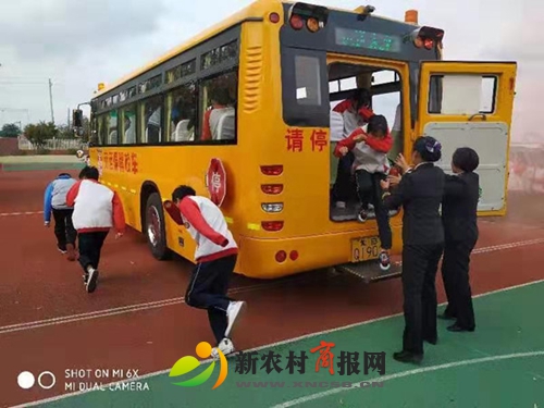 交运校车公司与胶州市第22中学举行校车应急逃生演练