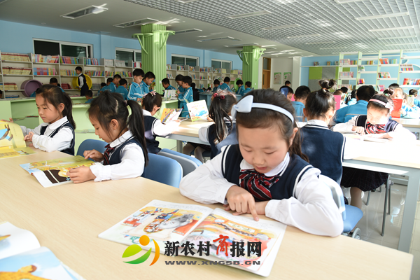 在现代化的阅览室读书，书香四溢。.png