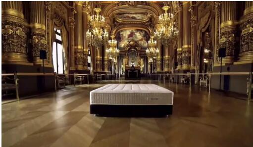 在Lalique主题城堡酒店说“晚安”