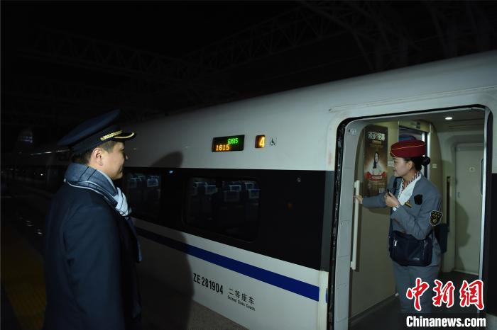 站台180秒 “90后”铁路夫妻的别样纪念日