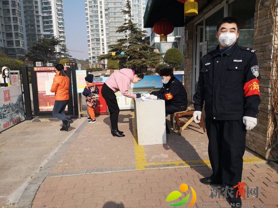 两河路社区工作人员在发放临时通行证.jpg