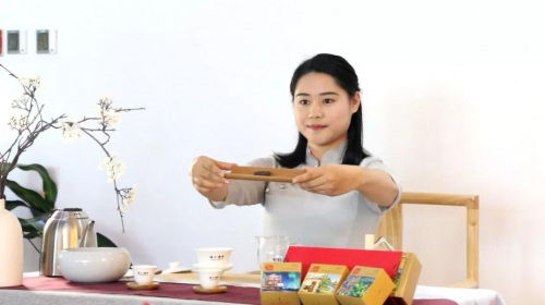 十二块田：一茶一饼皆人生 携手嘉华共创新