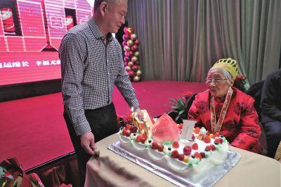 百岁“女先生”教书育人近六十载 81岁学生祝寿谢恩