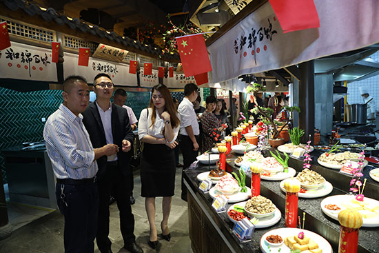 成都新东方烹饪学校：就业回访 走进和锦百味